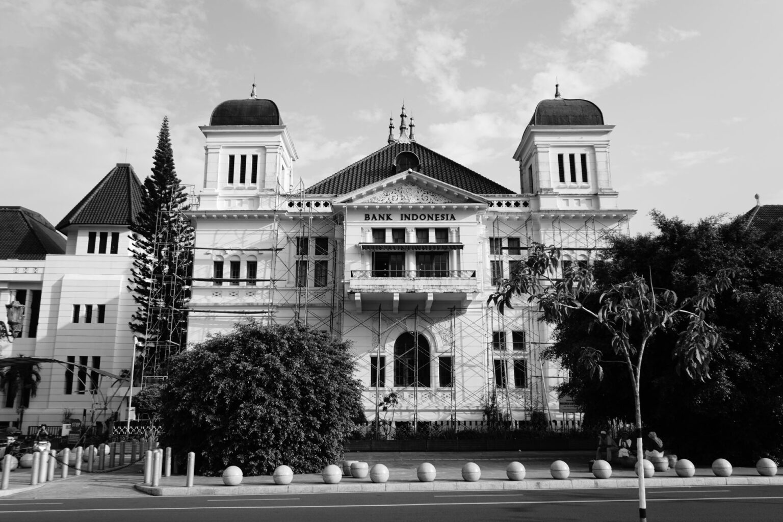 Exterior of a central bank building representing monetary policy and financial infrastructure