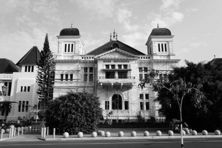 Exterior of a central bank building representing monetary policy and financial infrastructure
