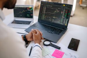 Traders monitoring stock market screens displaying equity index movements