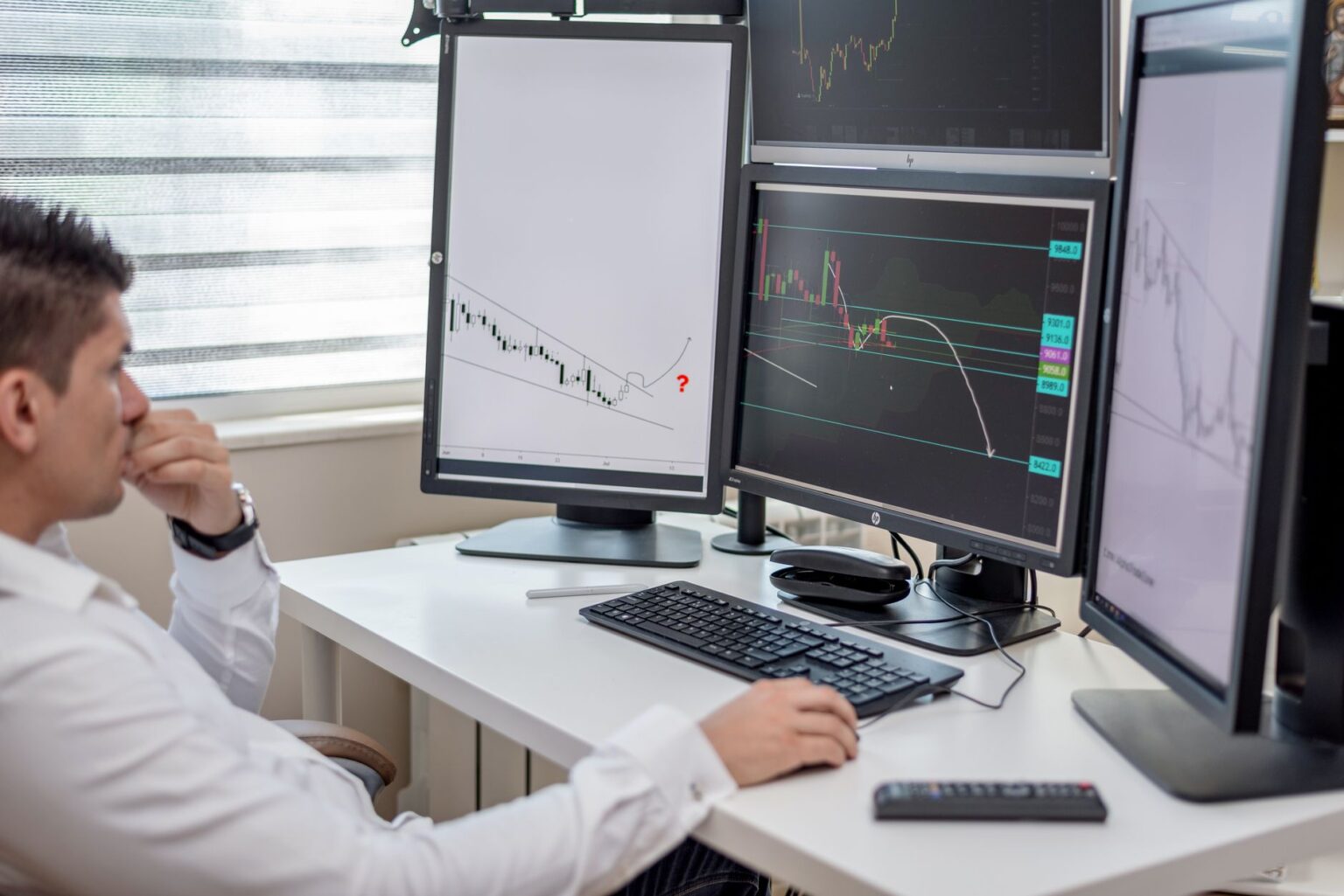 Structured Note Redemption Waves Are Quietly Pressuring Equity Dispersion Desks Traders monitoring multiple screens on an equity derivatives trading floor